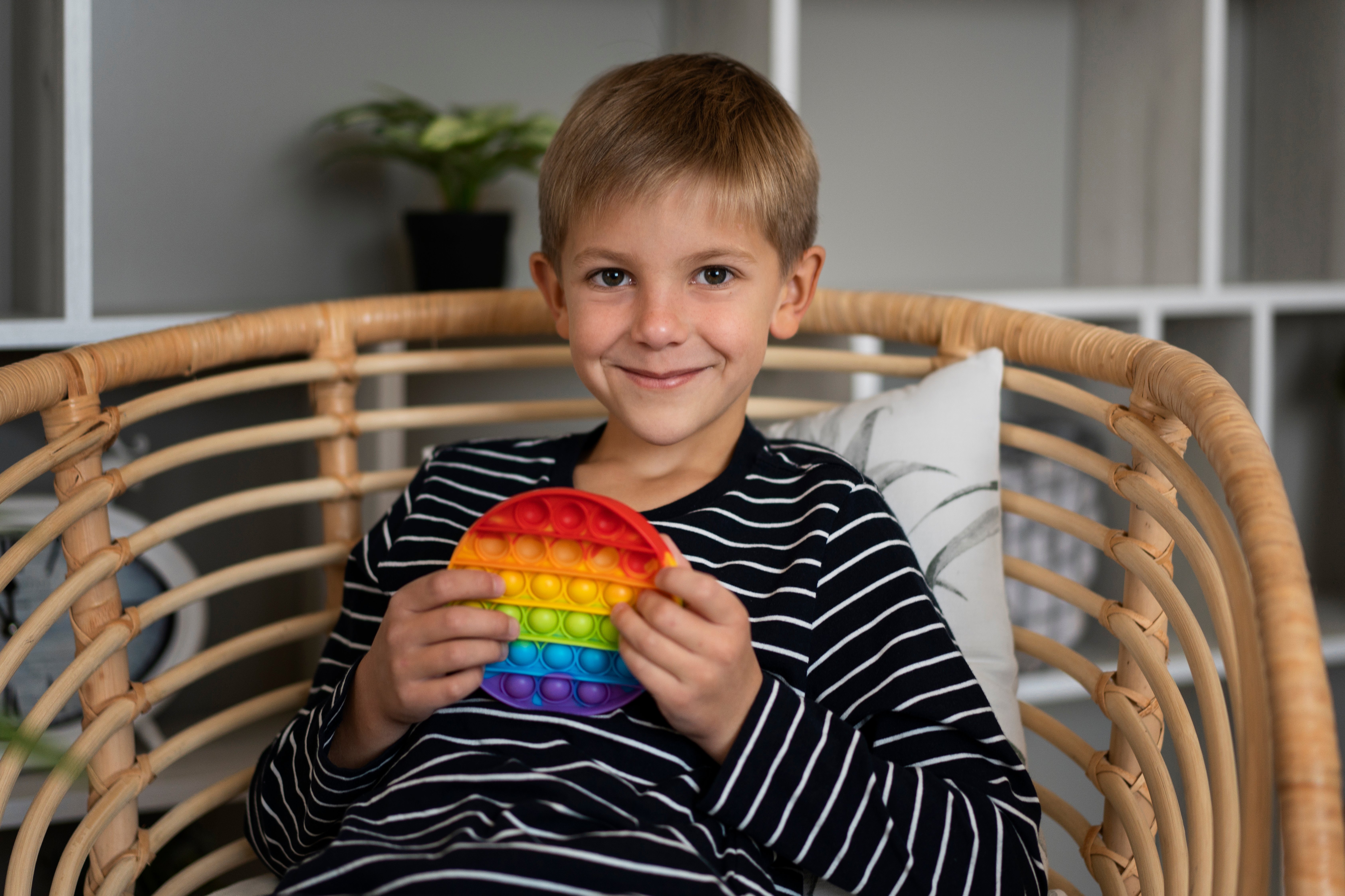 close-up-child-playing-with-pop-it-toy